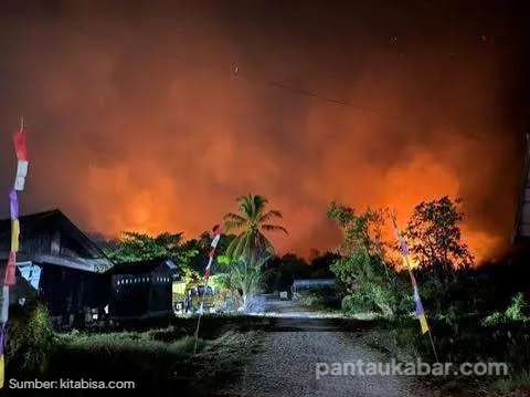 Kebakaran Hutan dan Lahan Melanda Wilayah Kalimantan Kobaran api dan asap tebal terlihat di kawasan permukiman pada malam hari akibat kebakaran hutan dan lahan yang terjadi di wilayah Kalimantan.